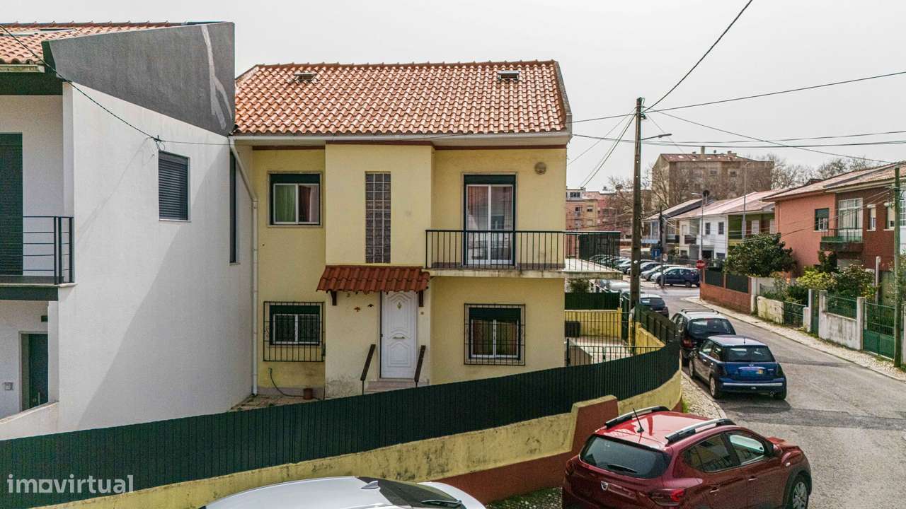 Moradia T5 transformada em T3 com aproveitamento de sótão MEM MARTINS-7
