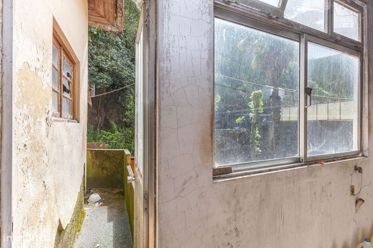 Andar Moradia T4 Duplex para Renovação Total-18