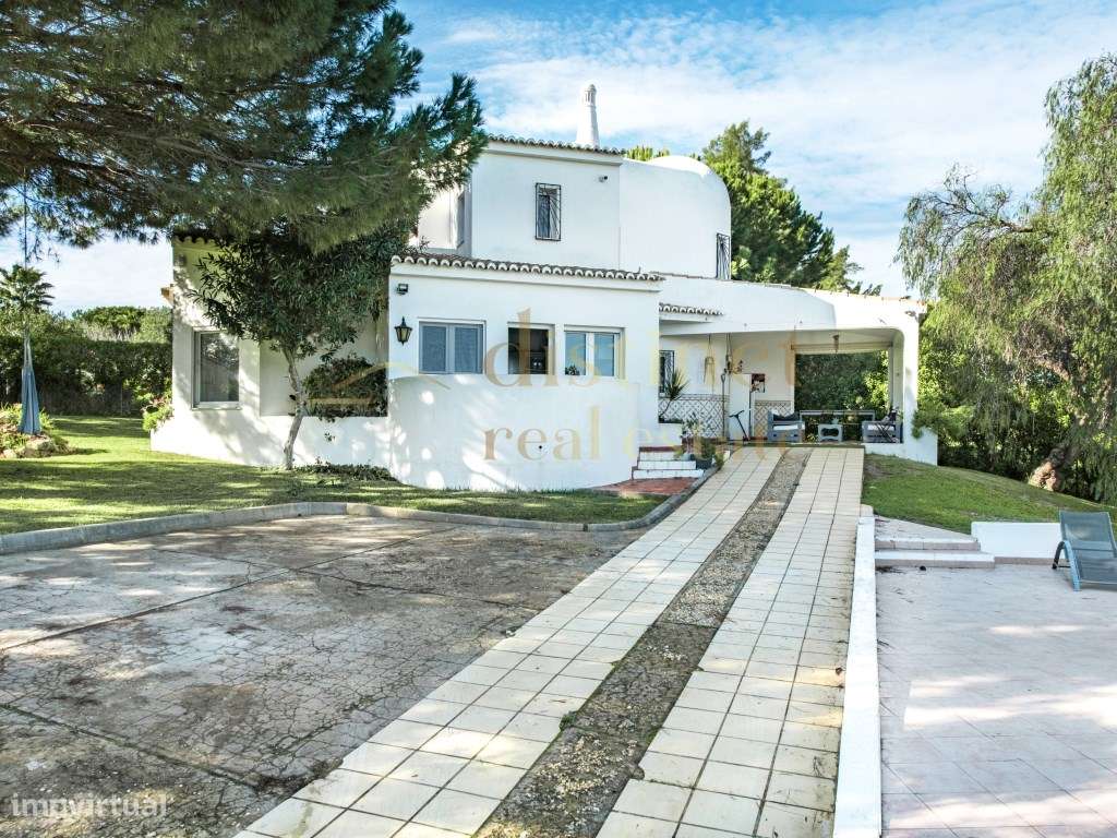 Moradia espaçosa com 4 quartos, piscina e amplo terreno perto da Es... - Grande imagem: 5/47