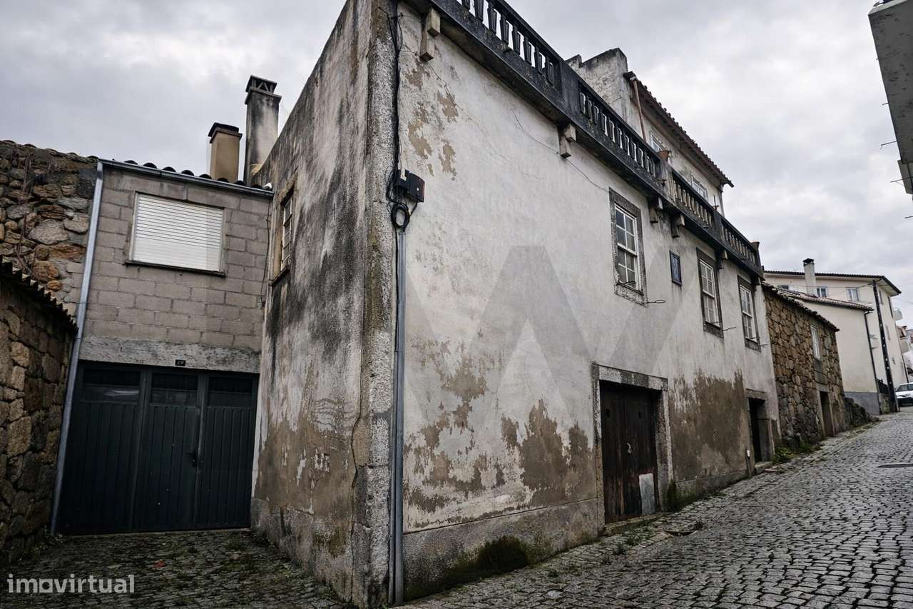 Moradia Tradicional com Antiga Adega para Reabilitação no Centro Histó - Grande imagem: 4/32