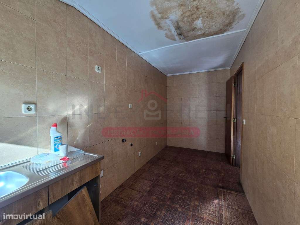 Prédio com varias frações Autónomas - Venda Judicial - Guarda-37