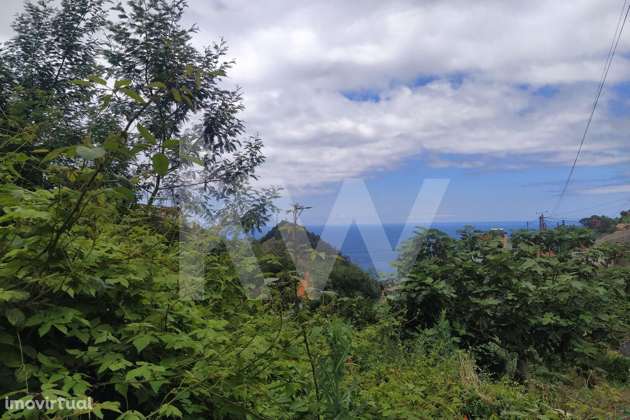 Terreno com 949m2 para construção, localizado no Campanário, cum uma r