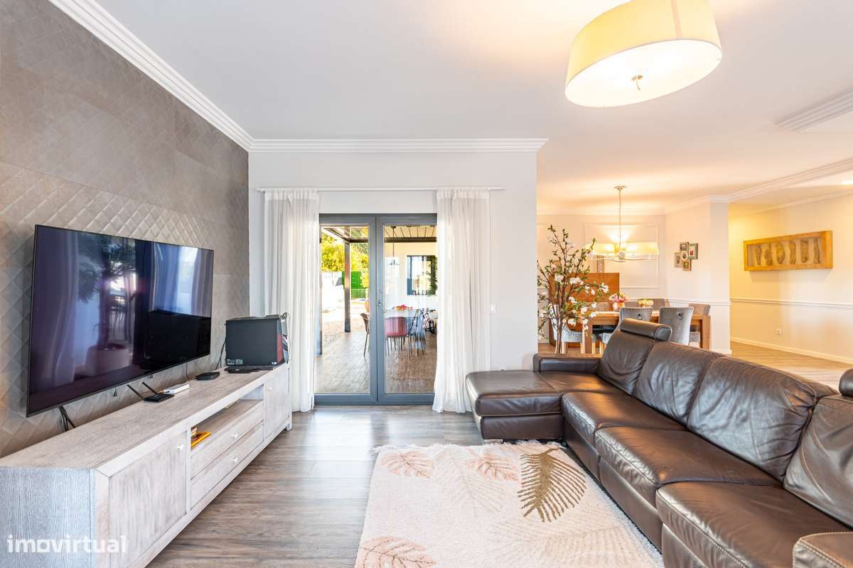 Excelente Moradia térrea Semi nova com piscina na Moita-8