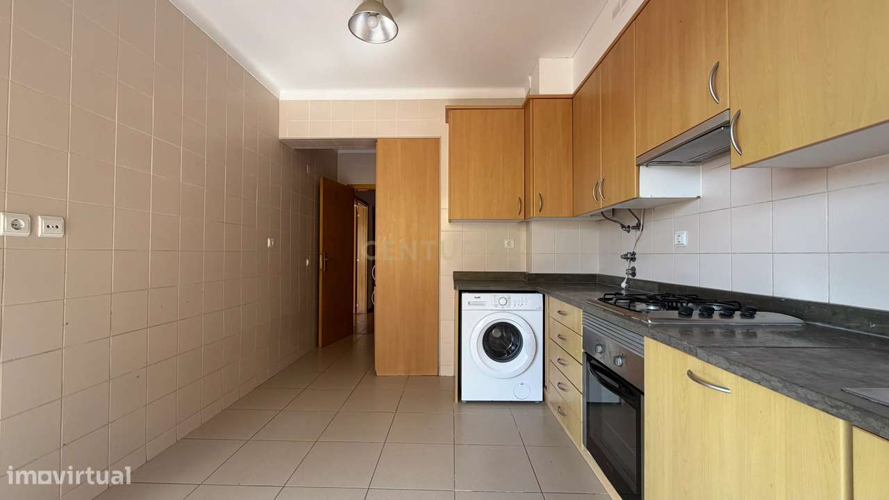 Apartamento T3 com Varanda, Arrecadação e Três Lugares de Parqueamento-6