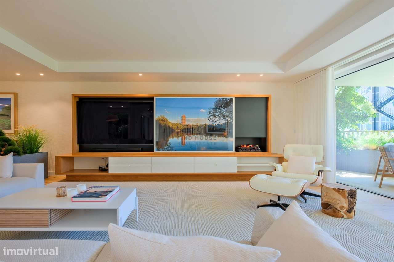 Apartamento T3 em condomínio privado, com terraços e garagem, no Prínc-11