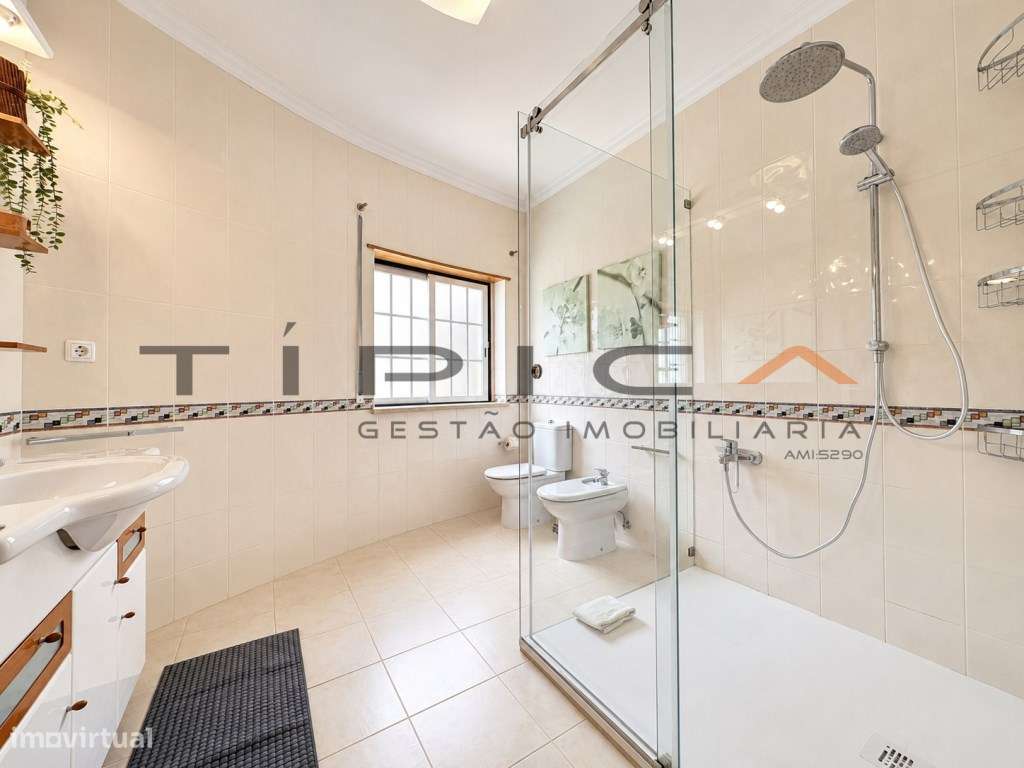 Moradia V3 com Piscina, Garagem e Vista mar-18