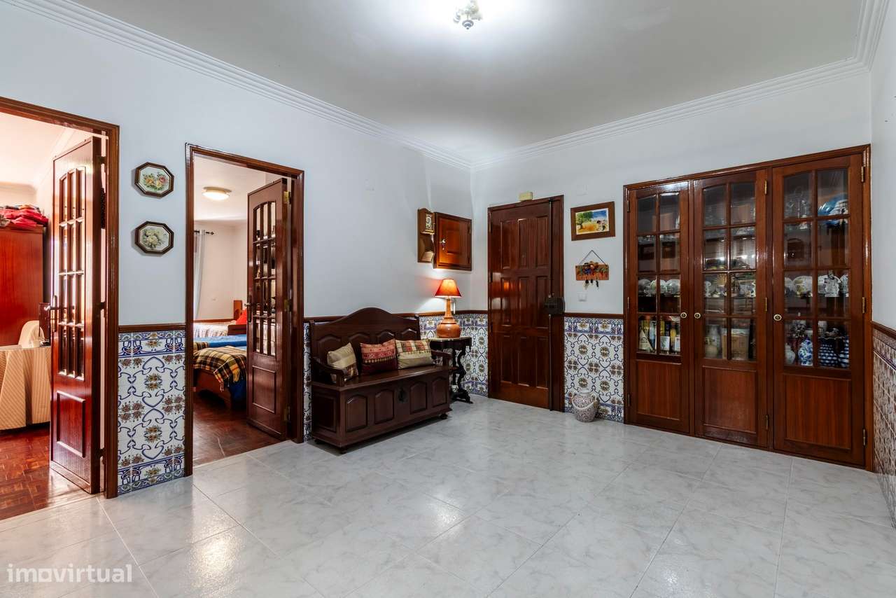 Apartamento T2 c/ 2 Lugares de Estacionamento e Terraço c/ 30m2 em Mem-40