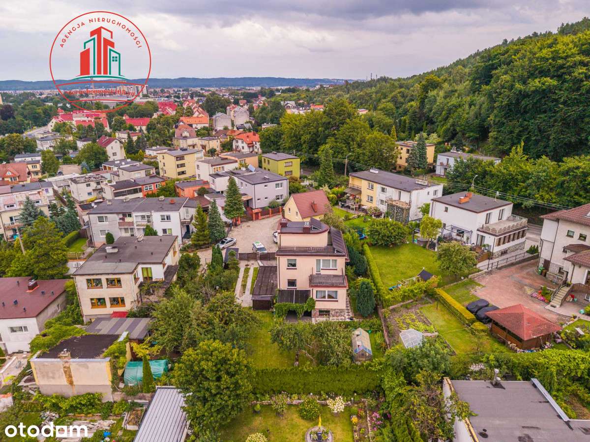 Wolnostojący dom w bocznej, cichej uliczce