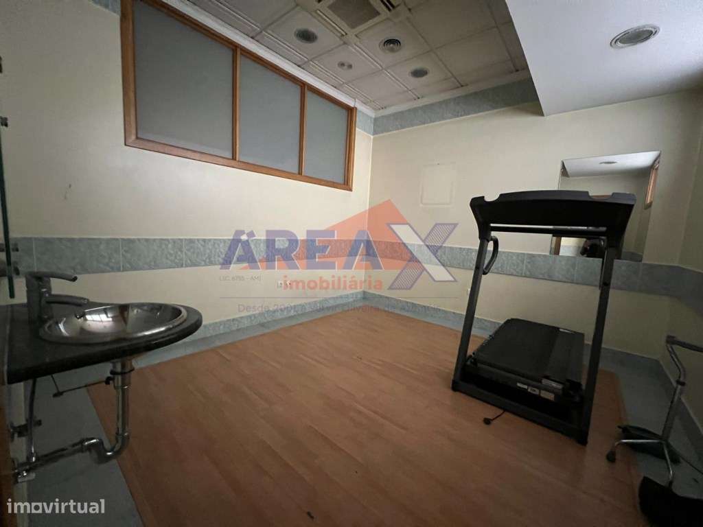 Para venda ou arrendamento. 2 lojas térreas, com a área total de 31... - Grande imagem: 5/22