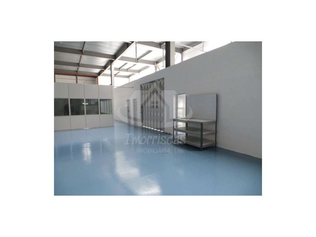 Armazém com 810 m² em São Julião do Tojal - Grande imagem: 2/17