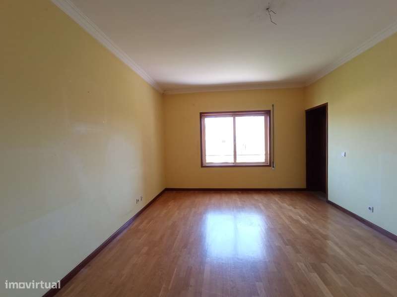 Apartamento T2 com Varanda em Rio Tinto, Gondomar-10
