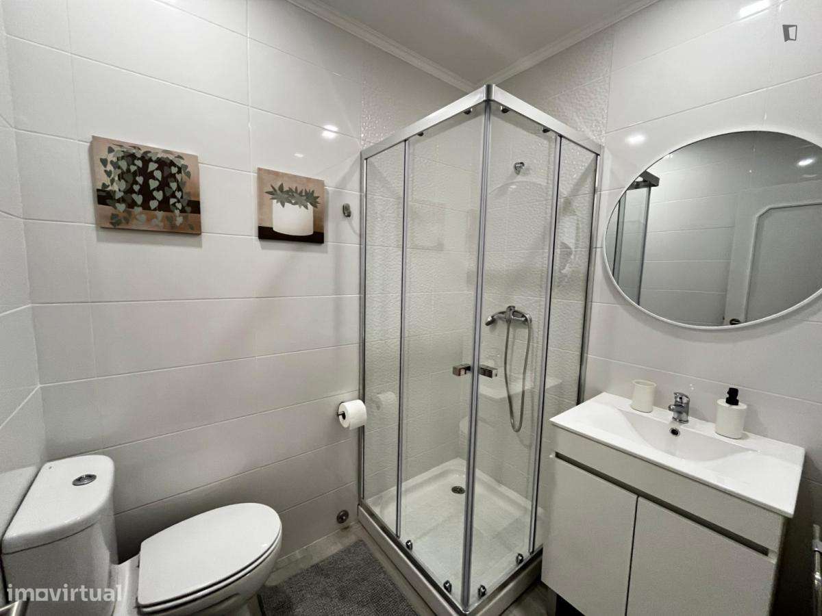 Quarto - localizado em Custóias Porto - Grande imagem: 3/23