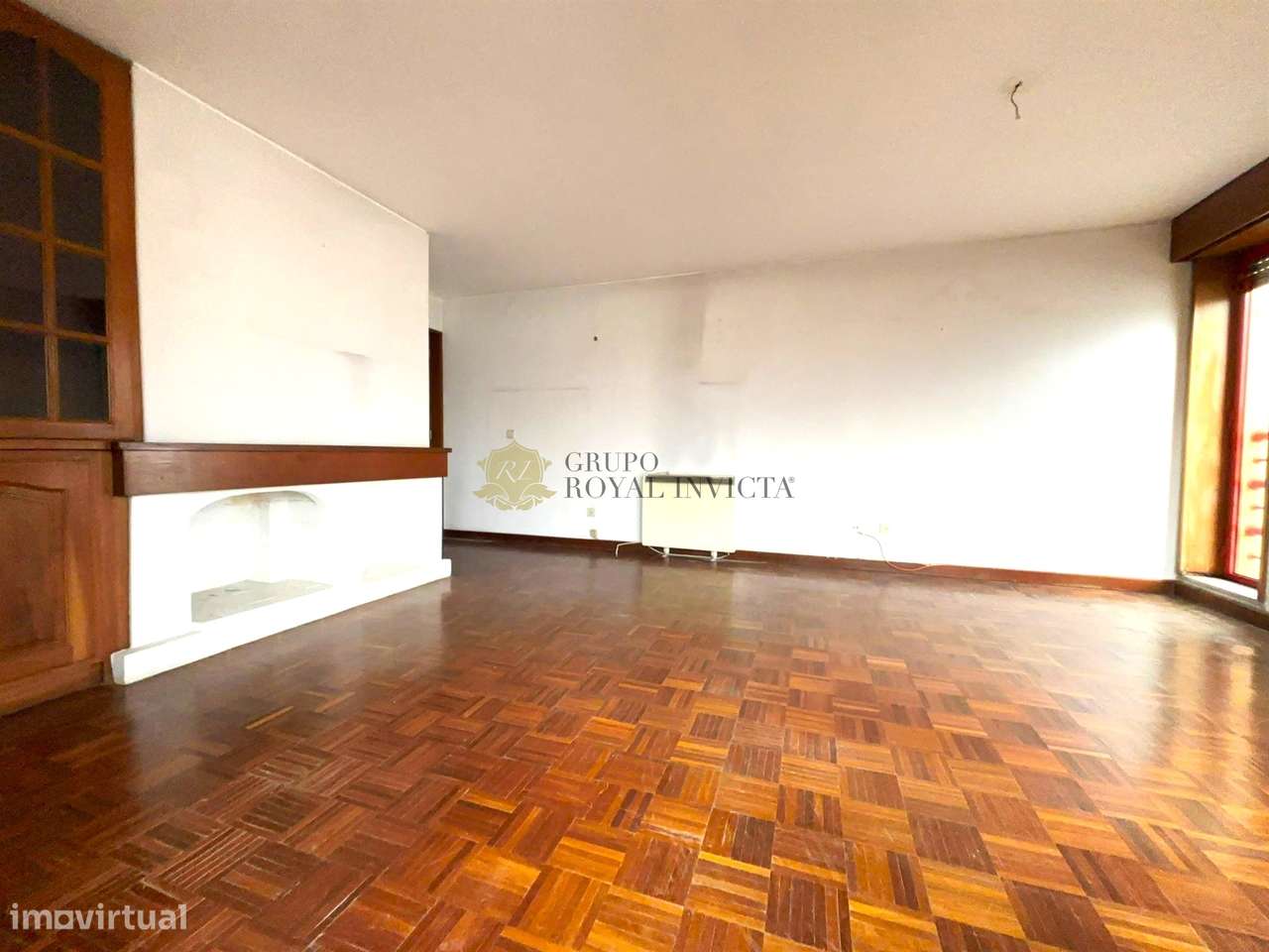 Apartamento T3  com Box Fechada e Varanda junto ao metro -  Senhora da-8