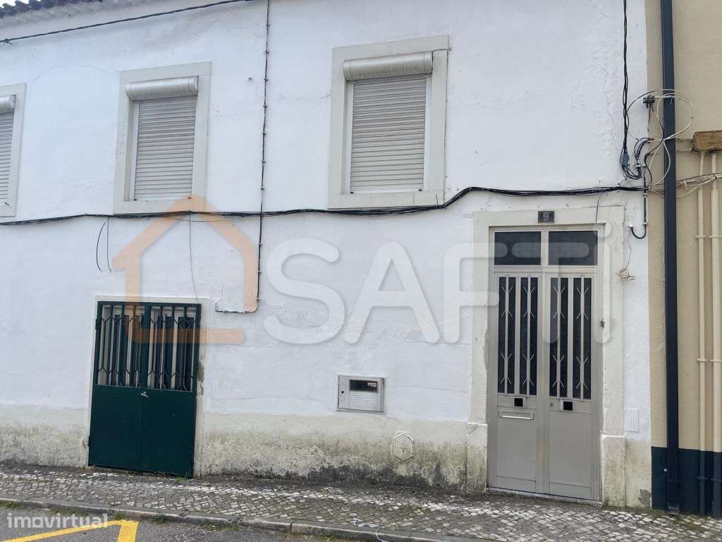 Prédio para recuperar no centro de Torres Novas - Grande imagem: 4/9