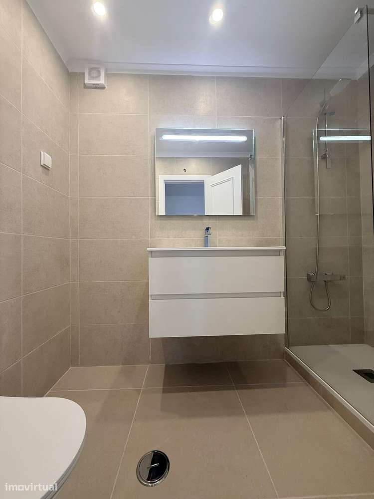 Apartamento T3 com 2 casas de banho em Almada-3