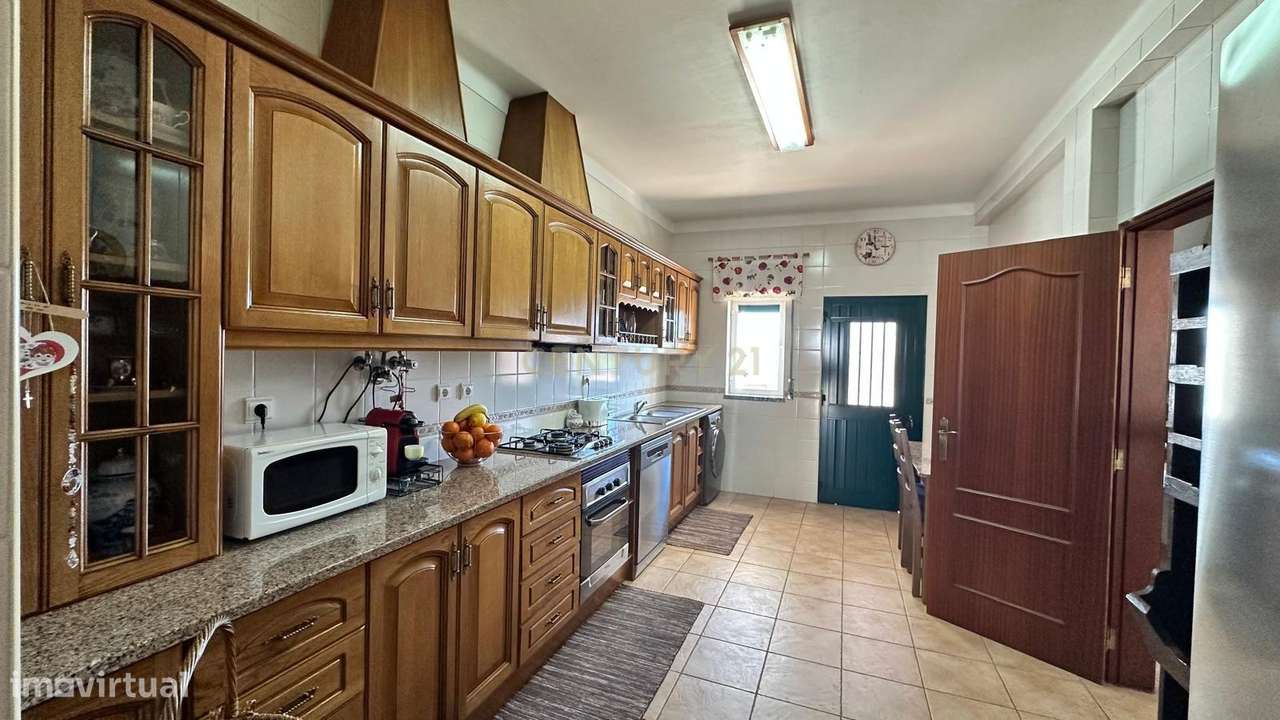 MORADIA  T4 BASTANTE ATRATIVA , ESPAÇOSA E COM MUITA LUZ NATURAL EM A-17