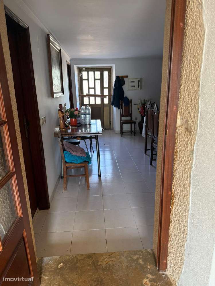 Moradia antiga com terreno, furo de agua e painéis solares aquecimento-30