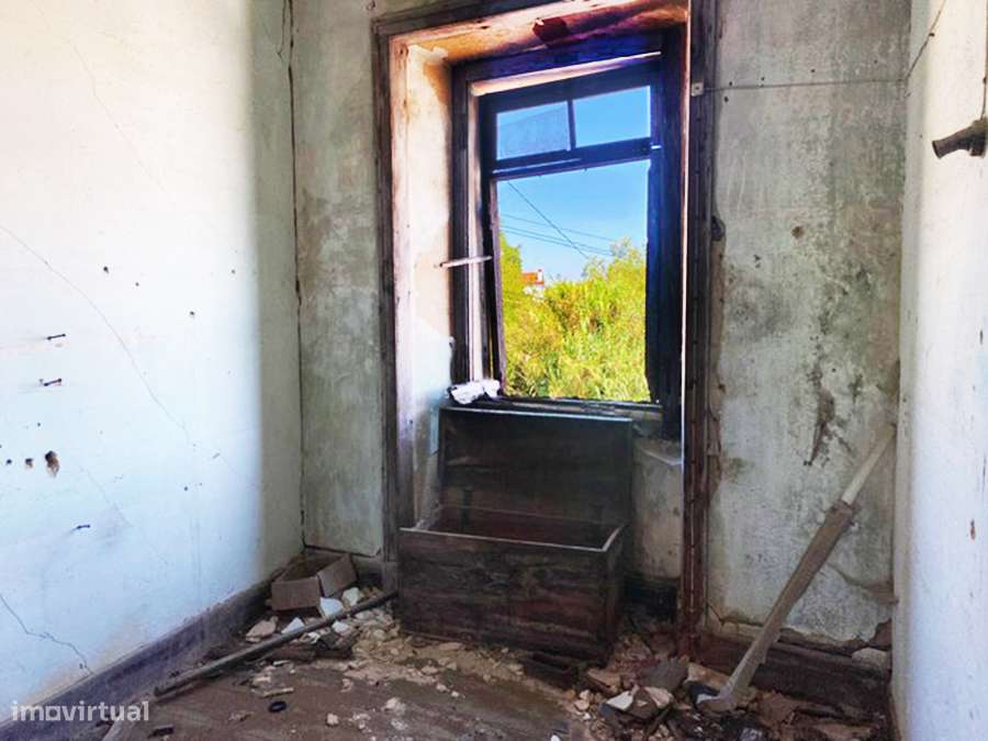 Grande moradia para recuperar, vistas desafogadas, São Gregório-11