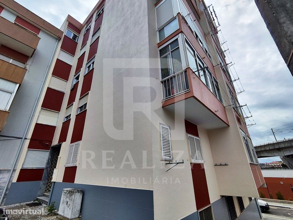 Apartamento T2 com marquise em Quinta de São Nicolau - Co...