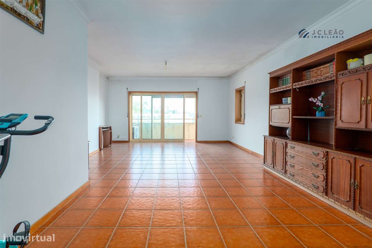 T3 com Excelente Exposição Solar no Coração de Paredes-16