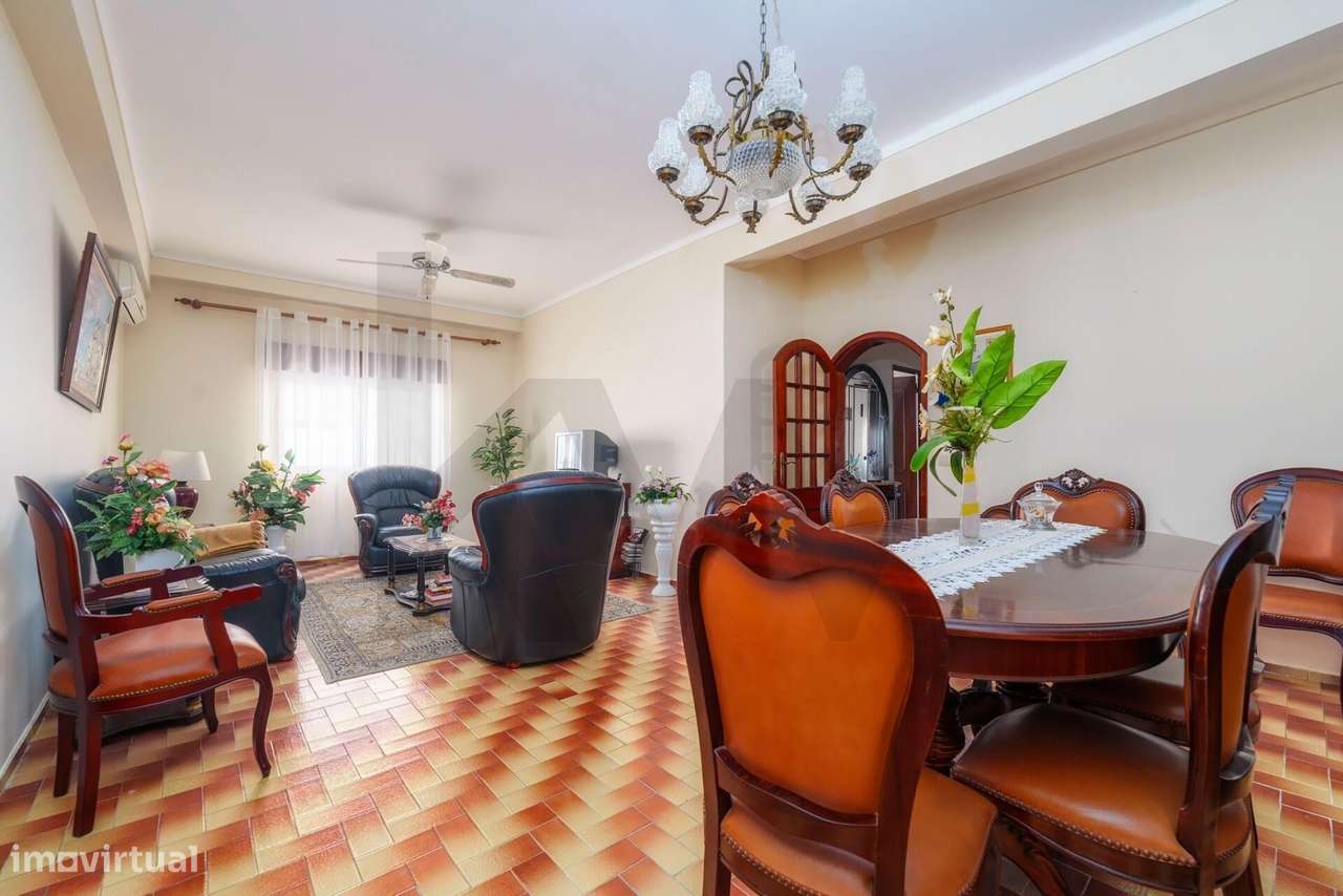 Apartamento T3 com espaço exterior no centro de Vila Real de Santo Ant-24
