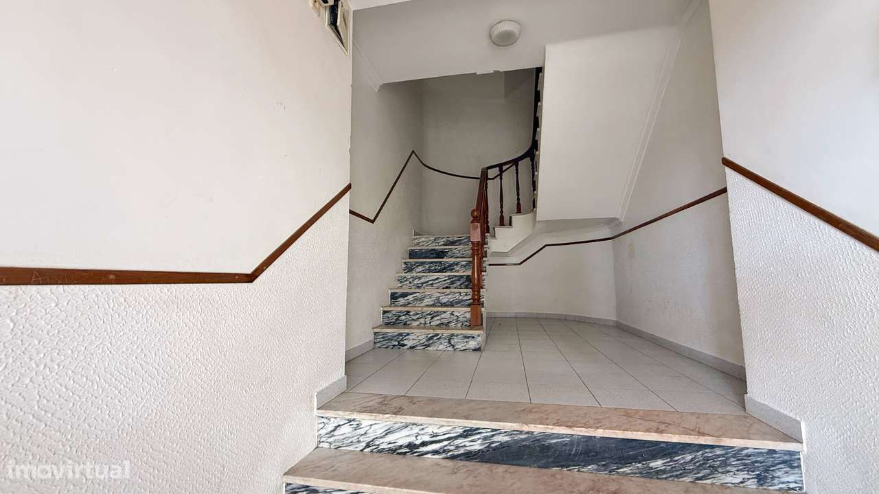 T2 com varanda e excelente área na Quinta do Conde-16