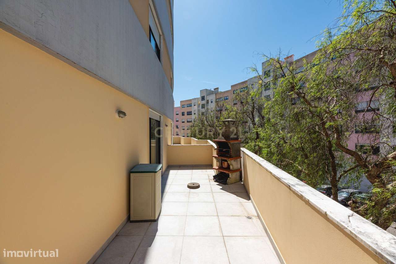 Apartamento T3 | Terraço, Box e Arrecadação | Urbanização da Ribeirada-16