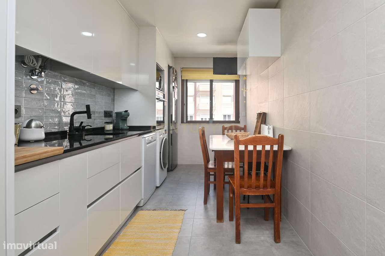 Apartamento T3 semi-remodelado, luminoso e pronto a habitar, na Rincho-8