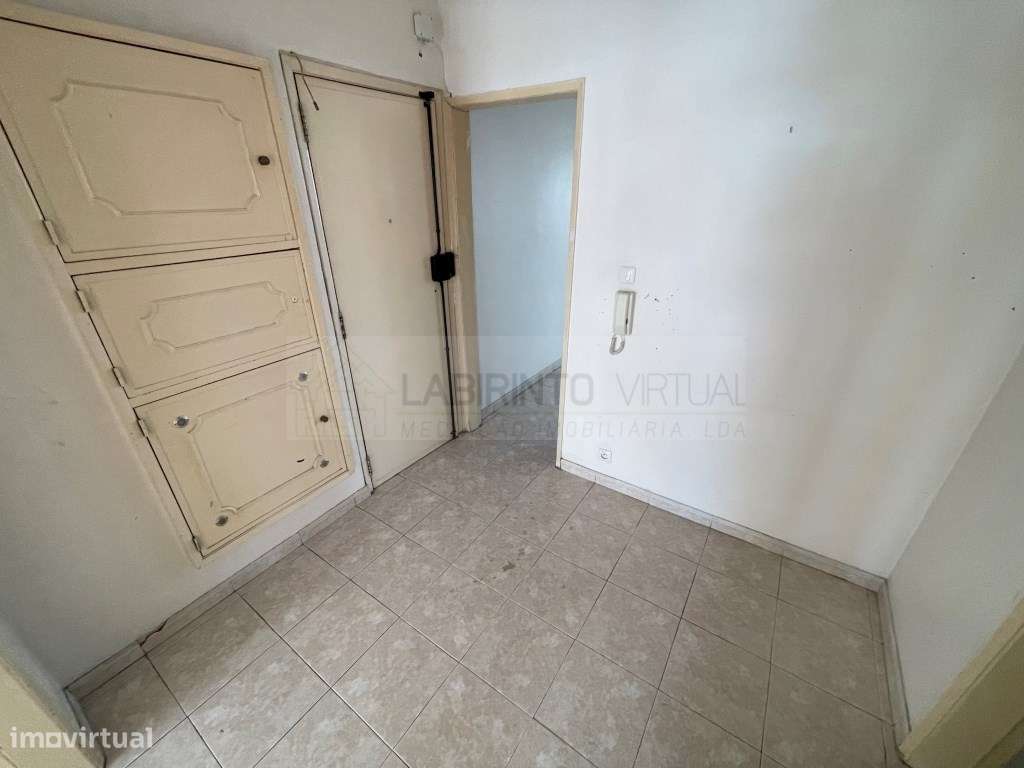 Vende-se T2 com varandas e arrecadação em Oeiras-7