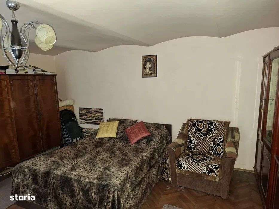 Semicentral - Vanzare casa, curte comuna - Str. Stefan Cel Mare - Imagine principală: 4/5