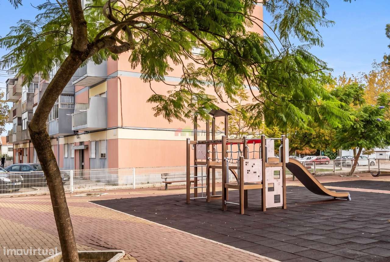 Apartamento T3 Renovado em Santo António da Charneca-22