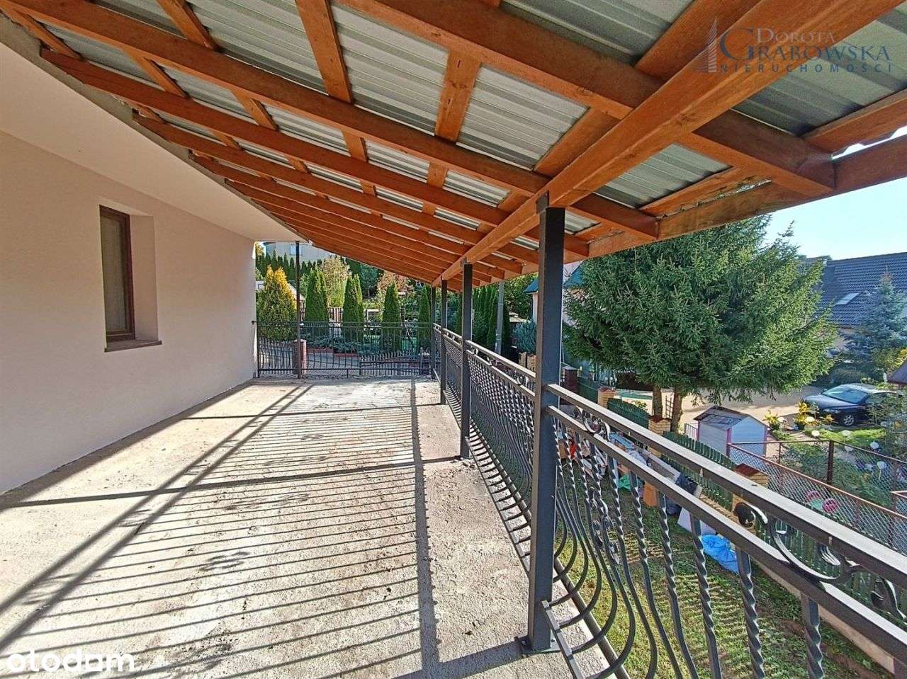 Wolnostojący dom w ładnym otoczeniu.-11