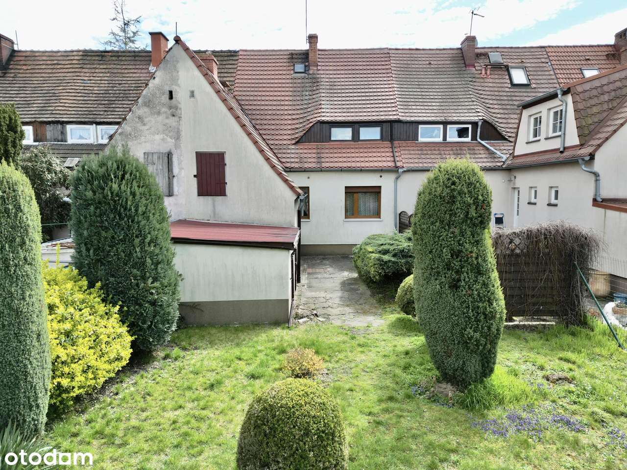 Dom w zabudowie szeregowej z dużym ogrodem-1