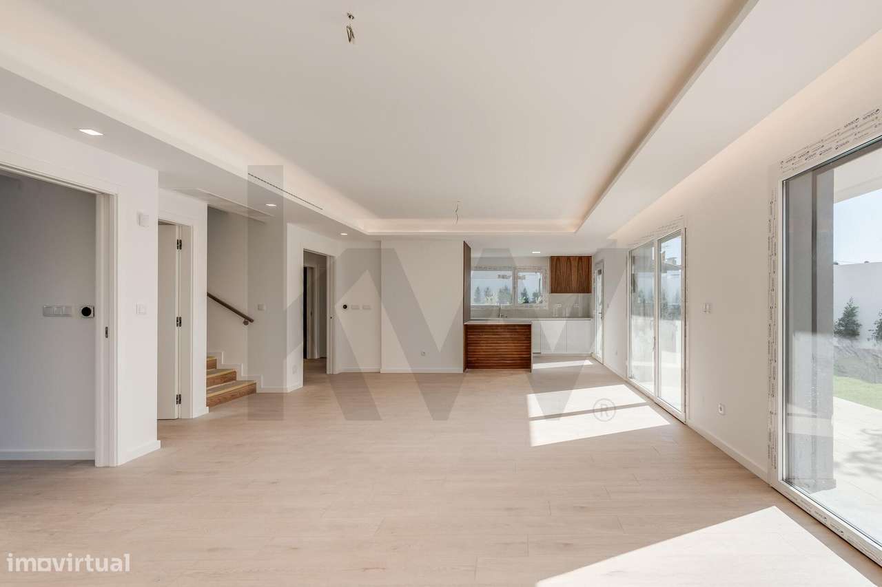 Moradia T4 (+1) em Condomínio Fechado em Cascais com jardim e piscina-5