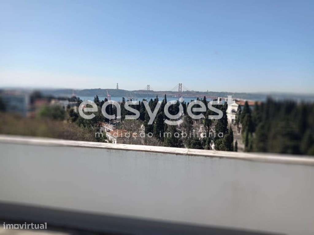 Apartamento T3 convertido em T2 remodelado em Campo de Ourique - Grande imagem: 1/14