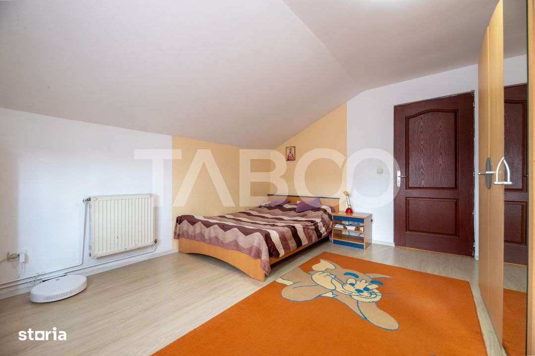 Casa de vanzare cu 4 dormitoare 2 bai si pivinita in Selimbar - Imagine principală: 5/19