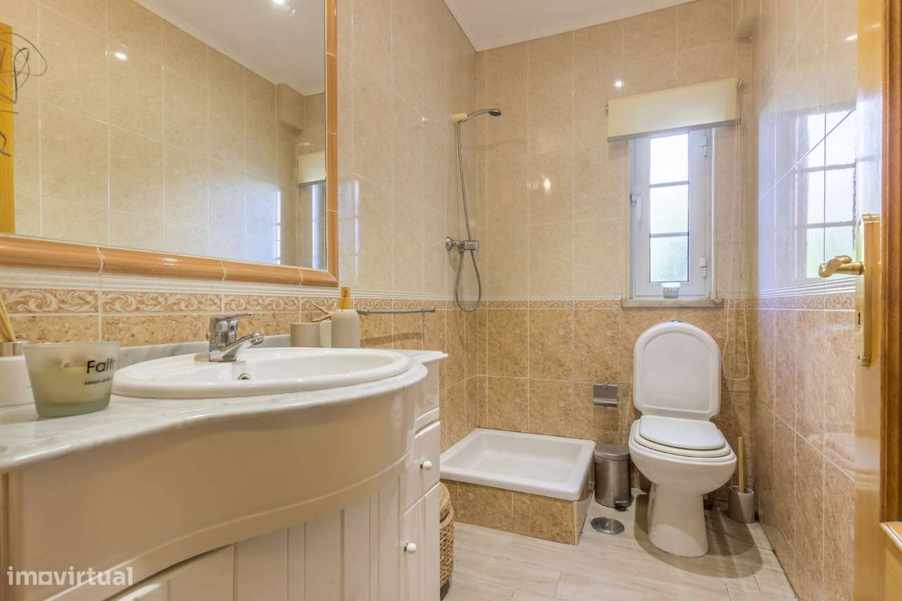 Moradia geminada de tipologia T3 com piscina, garagem e jardim-17