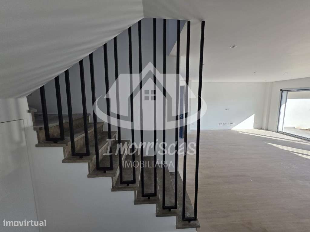 Moradia T3+1 na Portela de Azóia, em Santa Iria de Azóia-10