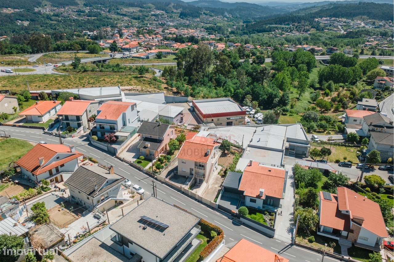 Moradia Espaçosa com 3 Habitações Independentes, Garagens e Terreno –-50