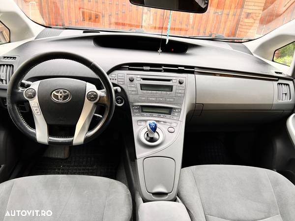 Toyota Prius (Hybrid) - 12