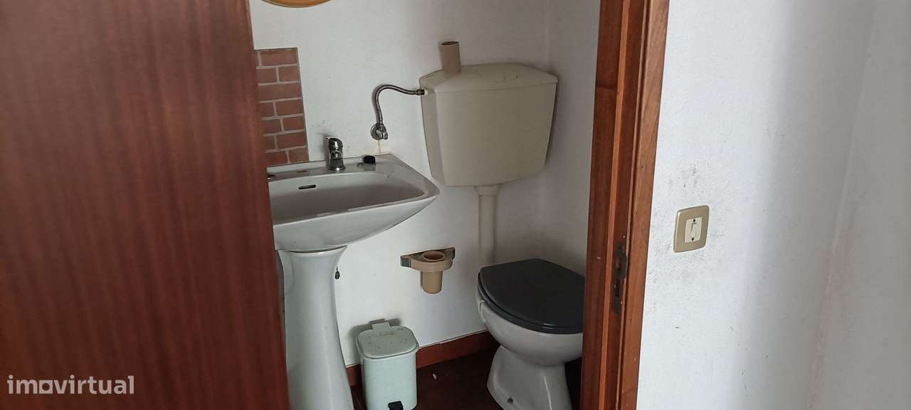Cave e Armazém já dividido e com W C - Grande imagem: 5/13
