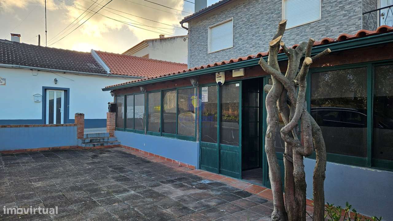 Edifício para Habitação e Comércio - Moradia T3 Renovada c/ Terraço e-39