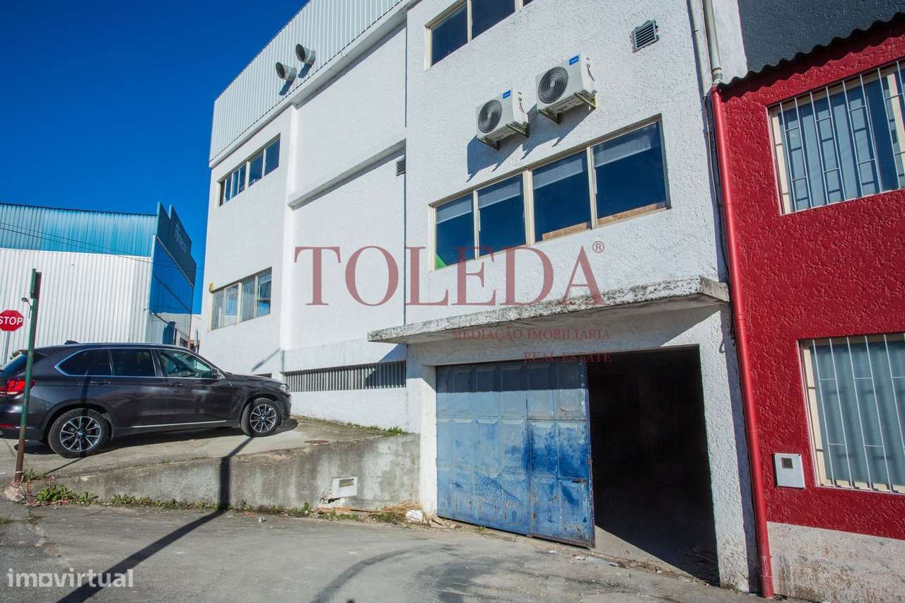 Armazém com 700m2 em zona Industrial-22