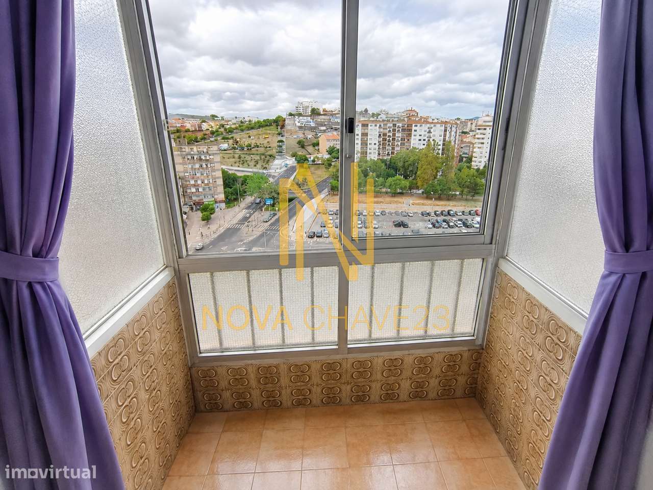 Apartamento T2 na Av. Bons Amigos | 9.º Andar | Varandas Fechadas-27
