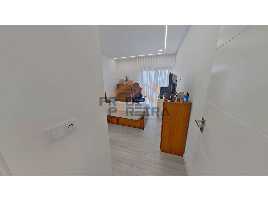 Moradia T3, situada no Casal da Silveira, em Famões-31