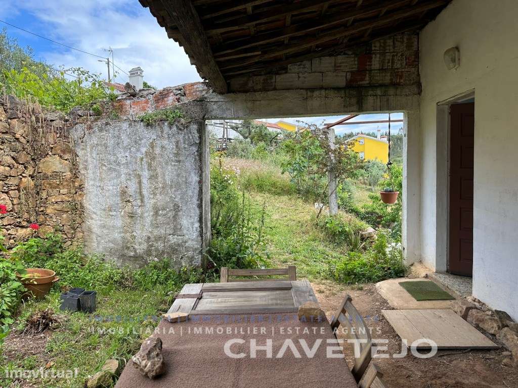 Quintinha com duas casas de campo e uma arrecadação a cerca de 4 km...-12