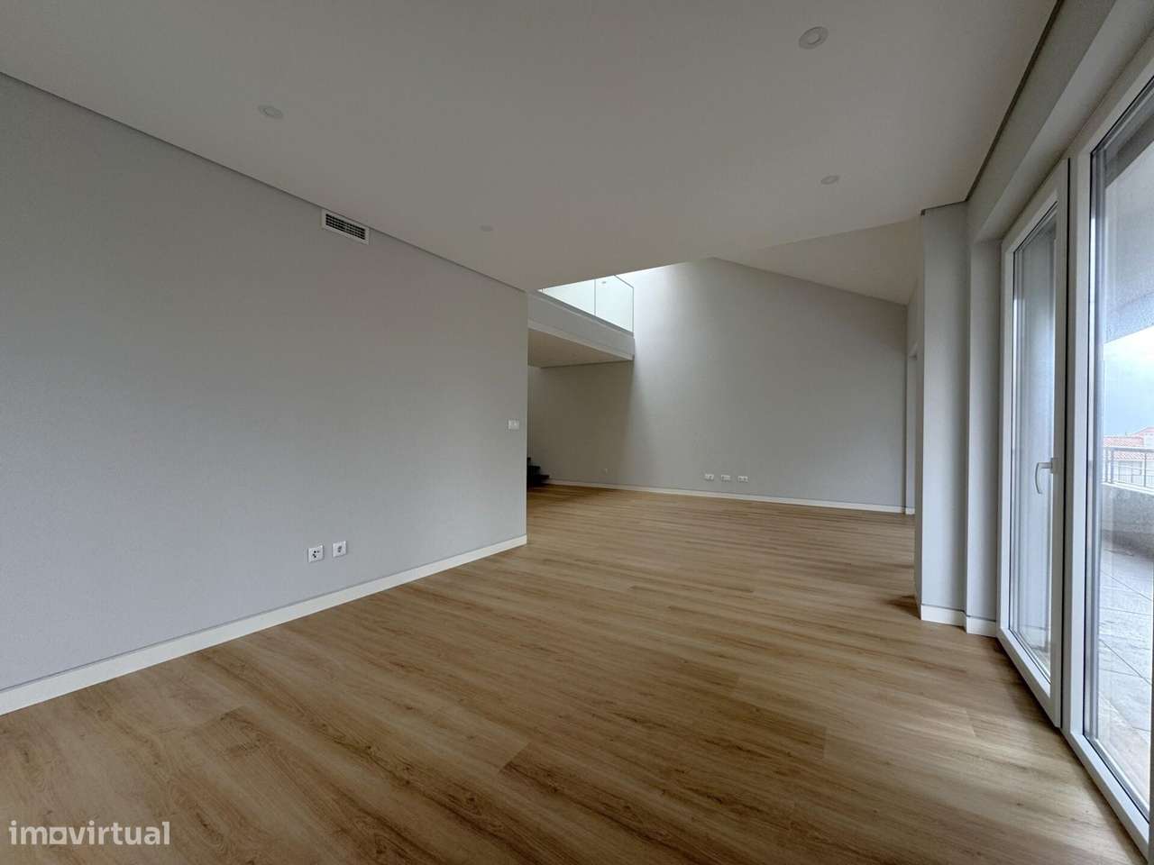 Apartamento T3 novo com estacionamento no centro de Carcavelos-5