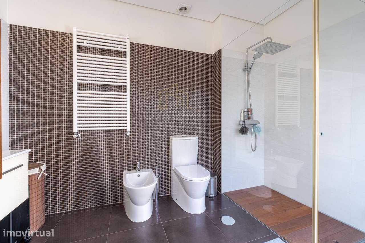 Moradia Geminada T3 com Suite, Jardim de Inverno, Garagem Fechada...-24