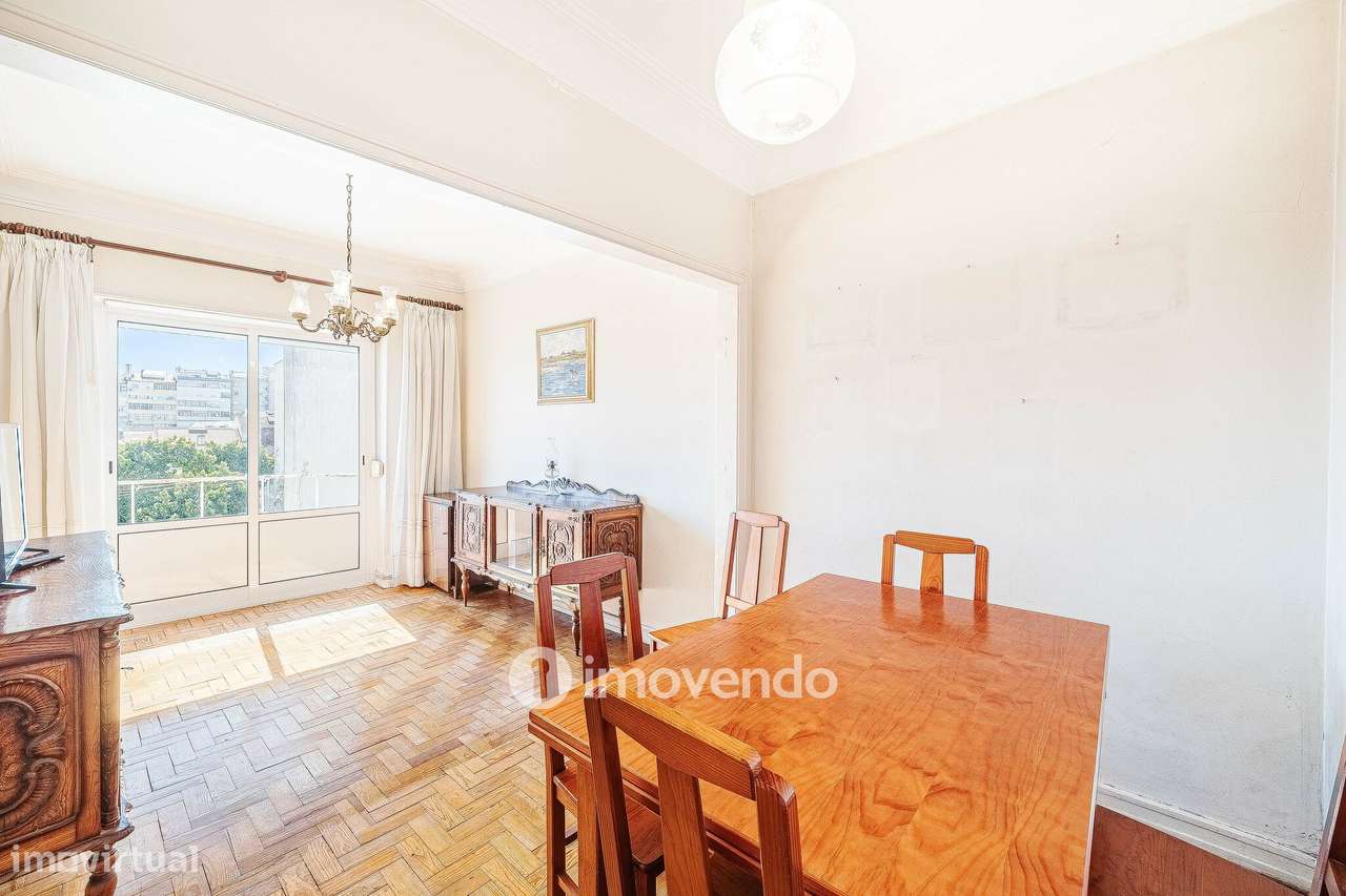 Apartamento T2 com duas varandas, na Graça, em Lisboa-2