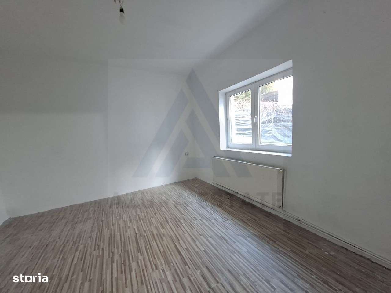 Casa 3 camere baie cu geam pivnita si teren 151 mp in zona Centrala - Imagine principală: 4/12